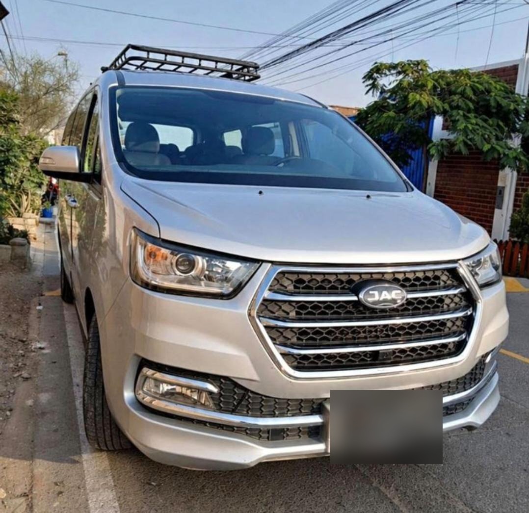 Van JAC M4 plateada de J&J Tours vista frontal en Lima