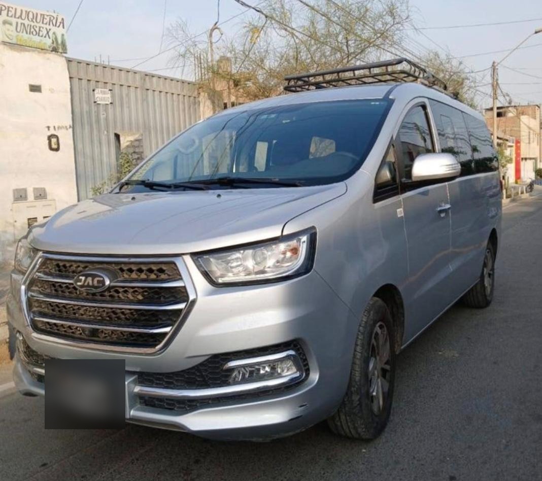Van JAC M4 de J&J Tours lista para un traslado al aeropuerto en Lima