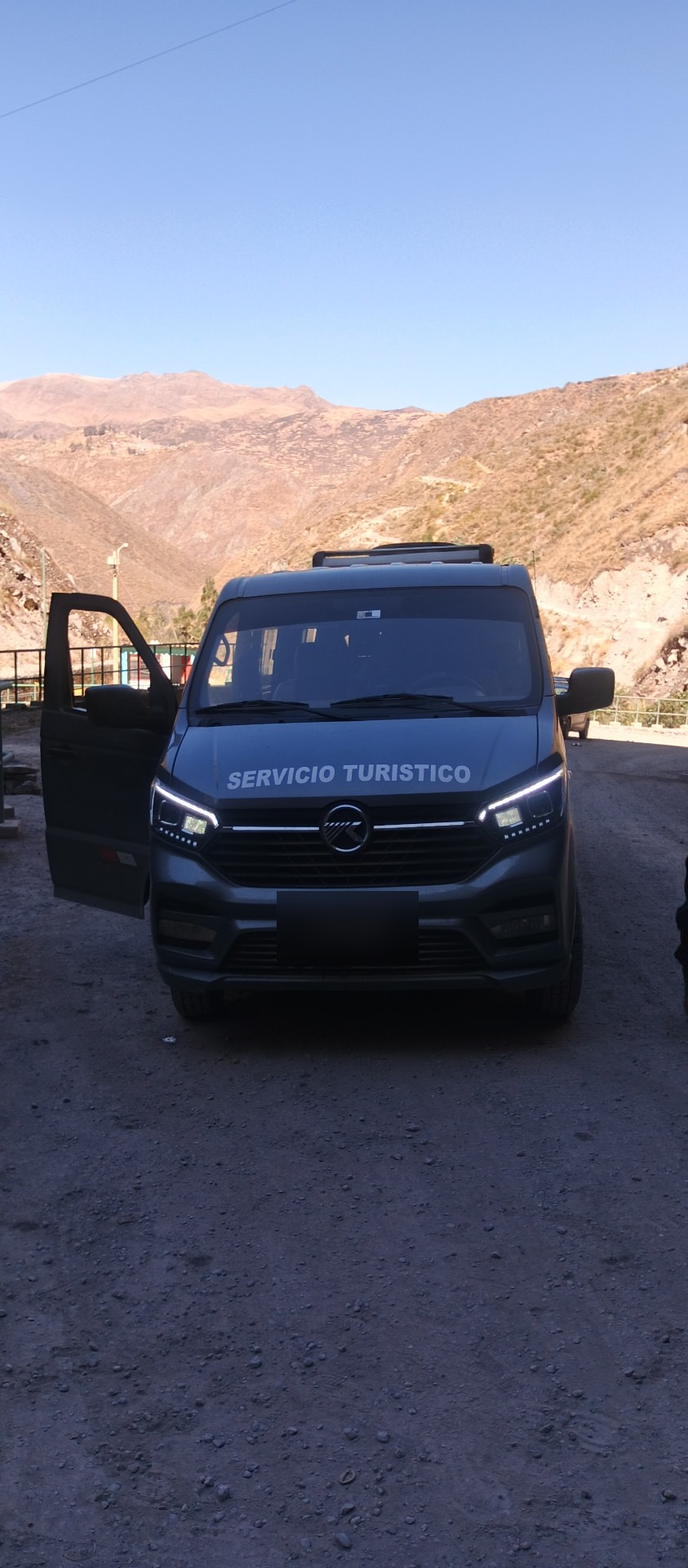 Van turística de J&J Tours en ruta por la sierra peruana