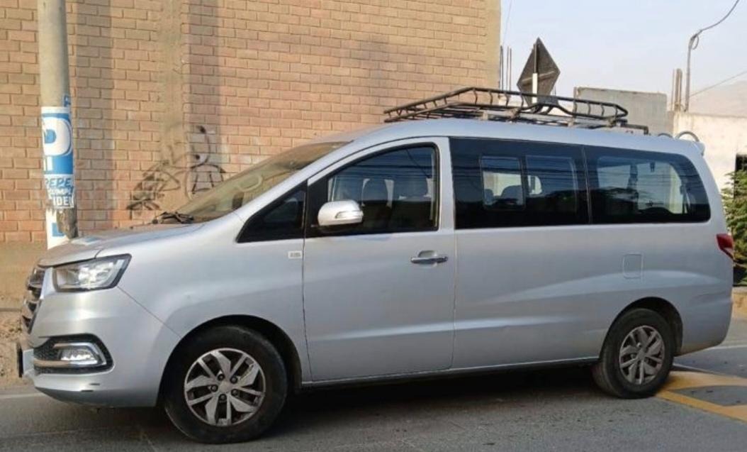 Van de J&J Tours estacionada lista para un servicio privado