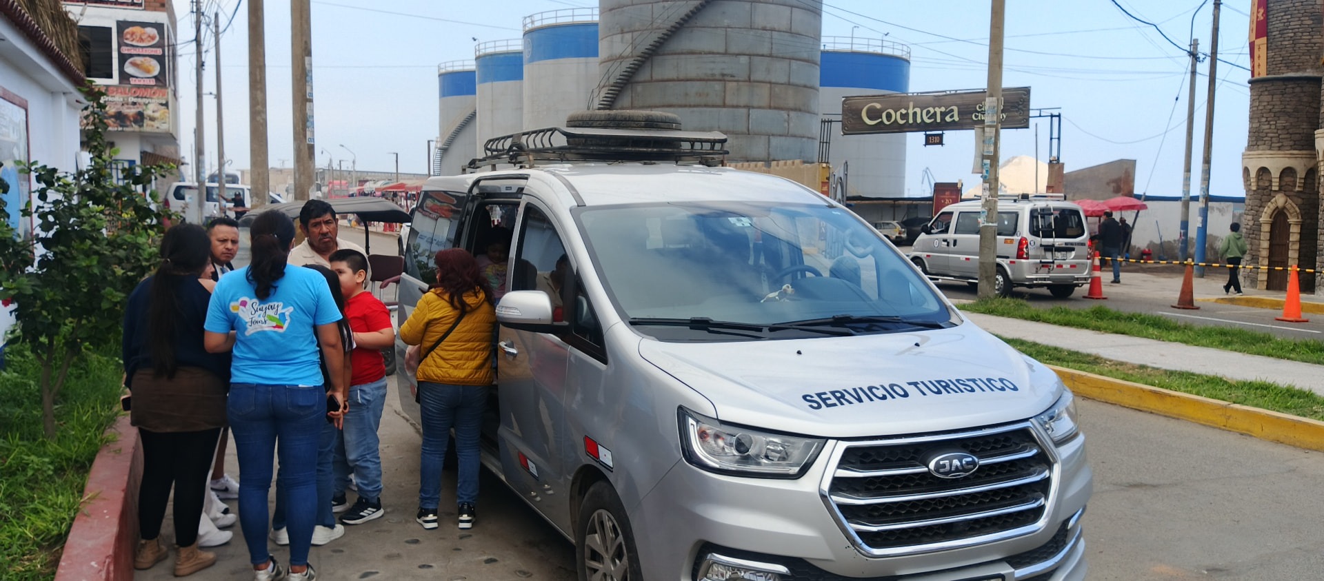 Minivan ejecutiva de J&J Tours utilizada en servicios corporativos
